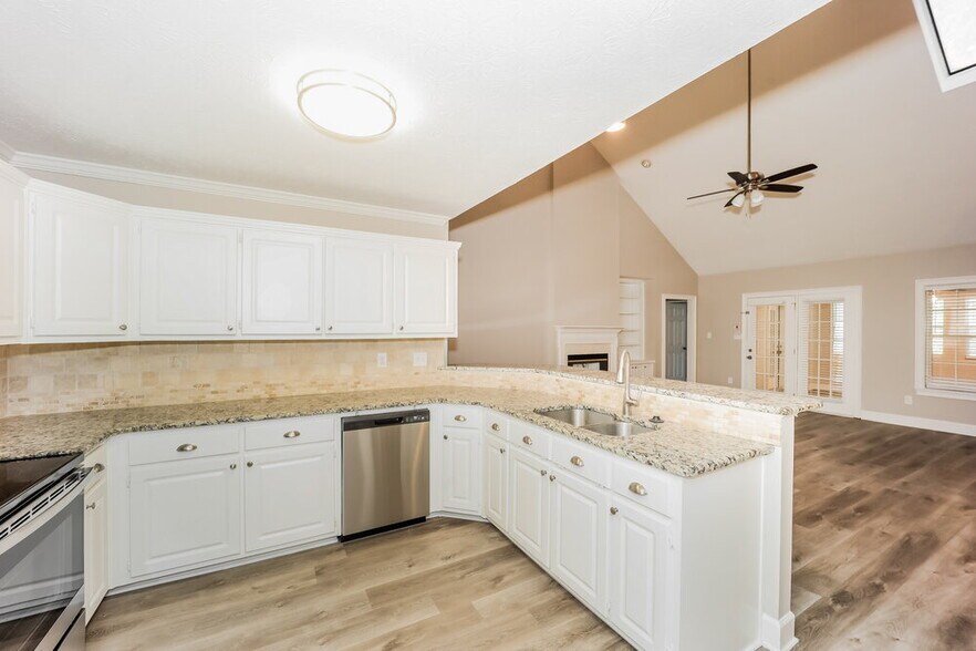 Building Photo - 440 Fairway Ct
