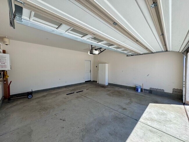Building Photo - Stylish Single-Story Home with Solar in Me...