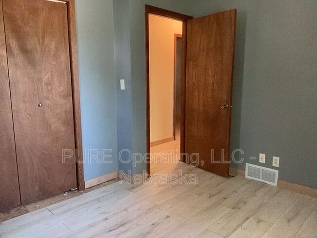 Building Photo - 105 N Elm St
