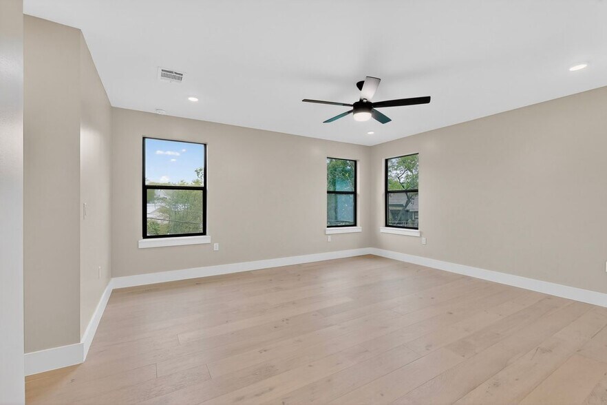 Building Photo - 5018 Highland Ct