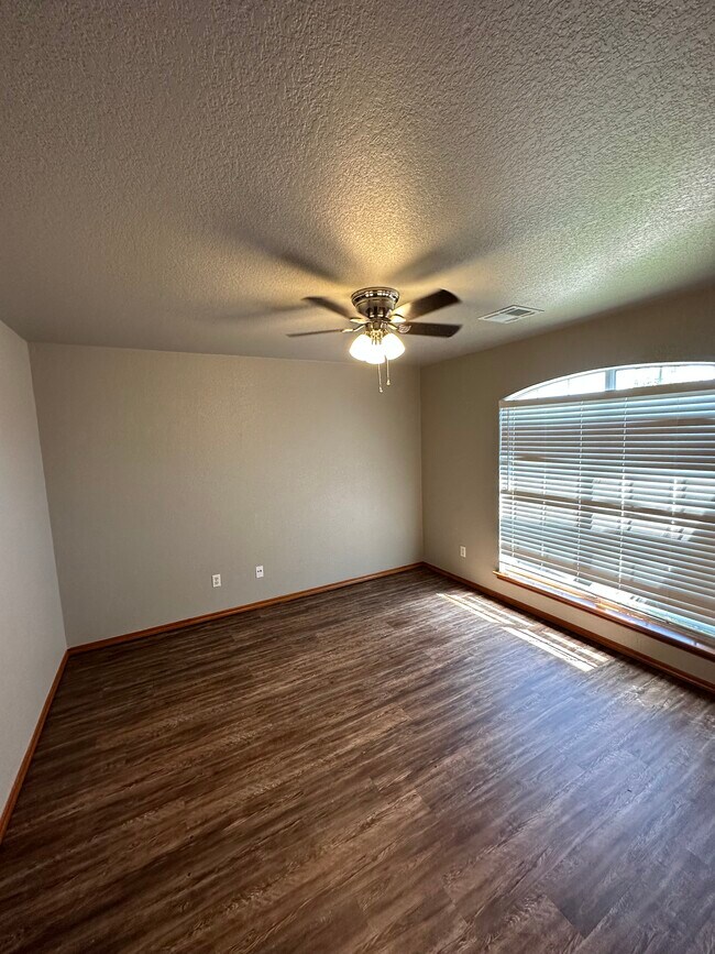 Building Photo - 2004 Cloverdale Ln