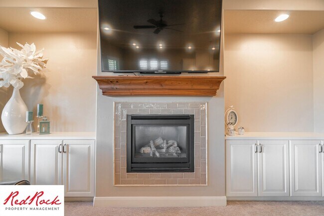 Building Photo - Stunning 2 Bedroom Fully Furnished Home. Community Pool & Mini Golf!