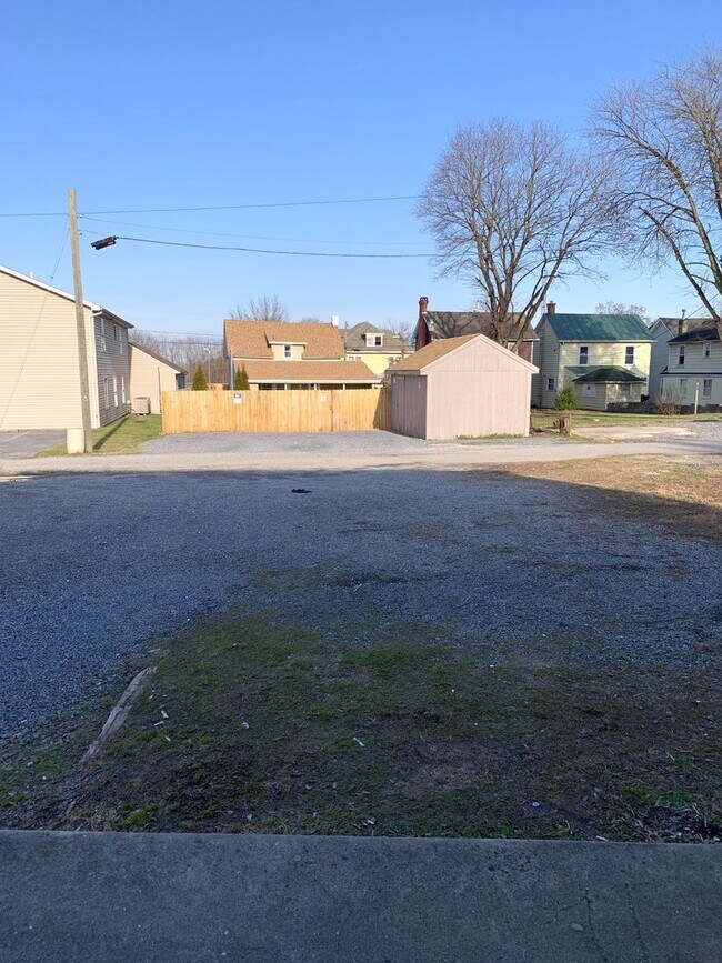 Building Photo - PERFECT COLLEGE RENTAL ONLY A HALF MILE FR...