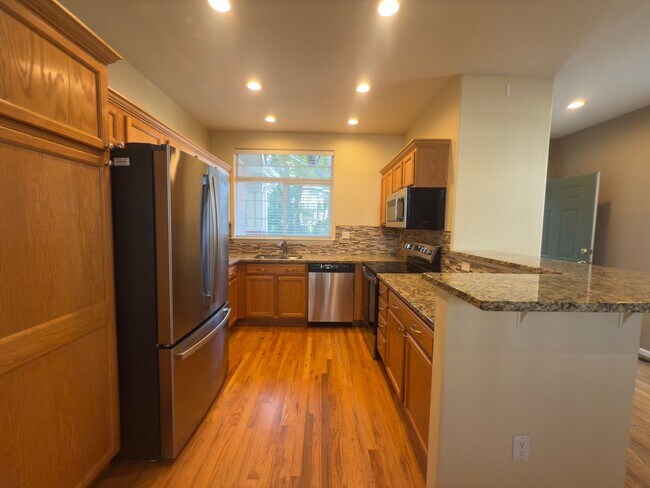 Building Photo - $O DEPOSIT OPTION. SPACIOUS 3-BEDROOM TOWNHOUSE IN KENSINGTON TOWNHOMES