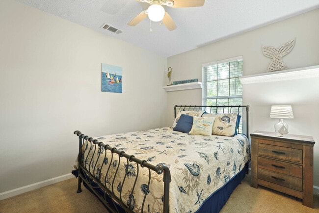 Building Photo - 529 Pointe S Dr