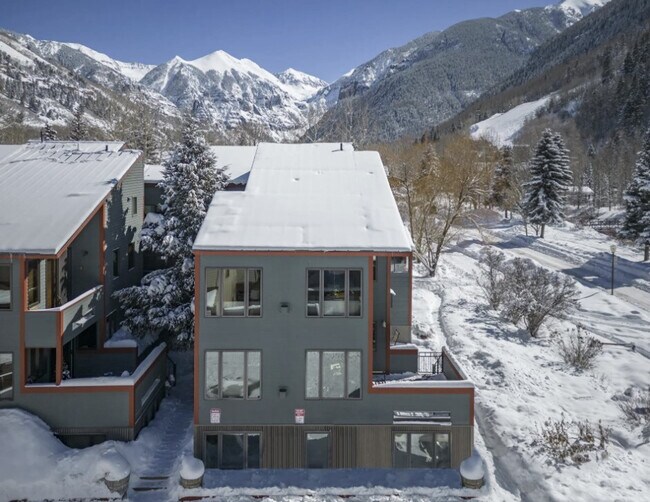 Building Photo - 300 Mahoney Dr