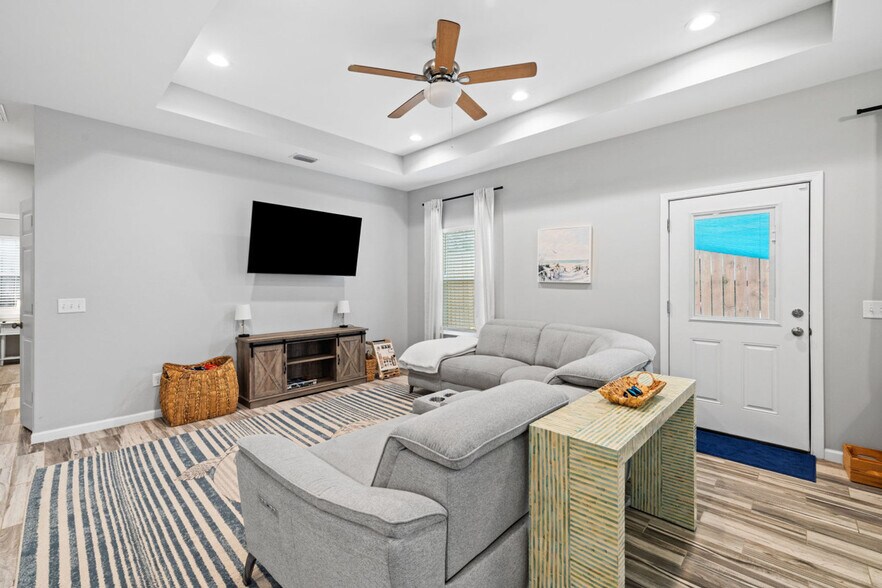 Building Photo - 212 Romanza Pl