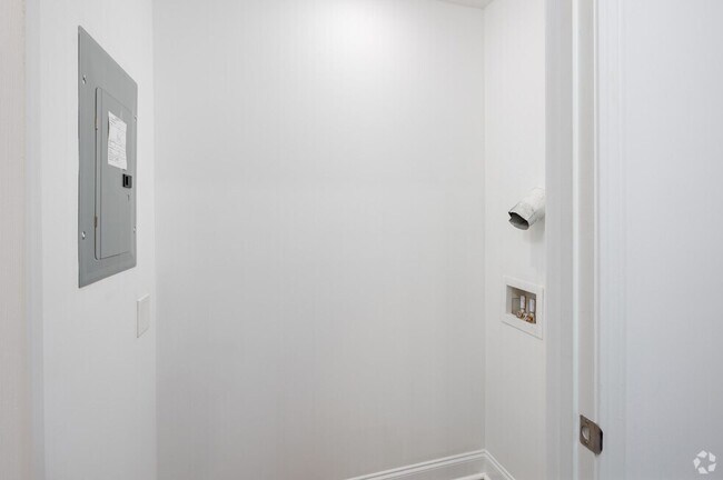 Building Photo - Hemingway Apartments