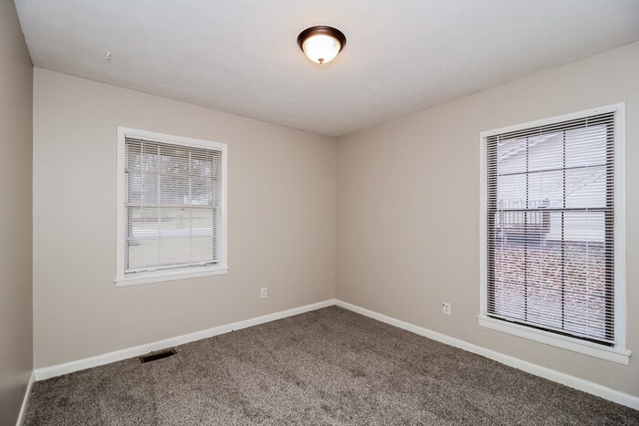 Building Photo - 1928 Leatherleaf Dr SW