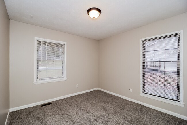 Building Photo - 1928 Leatherleaf Dr SW