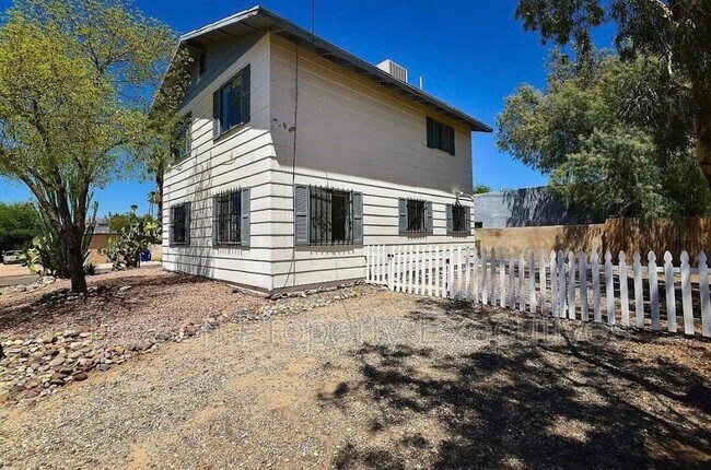 Building Photo - 902 E Elm St