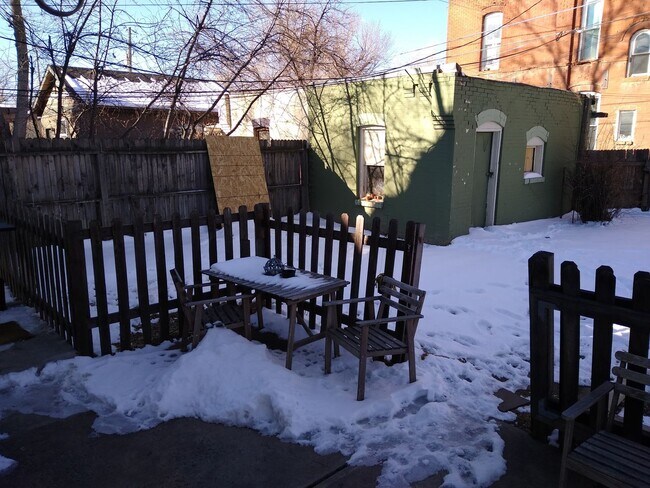 Building Photo - Highlands 1 Bedroom 1 Bath w/ Yard and Laundry!