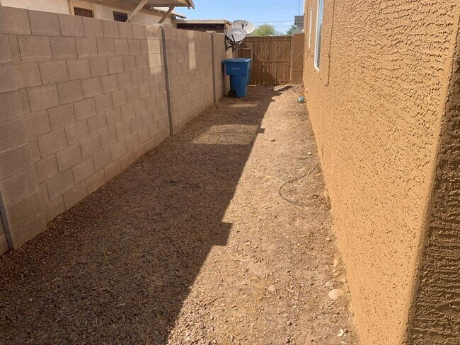 Building Photo - 2511 E Pueblo Ave