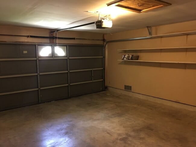 Building Photo - 8003 Chestnut Manor Dr