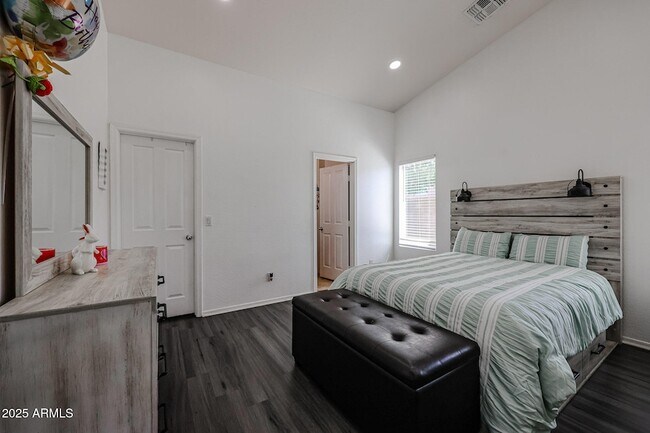 Building Photo - 13959 W Country Gables Dr