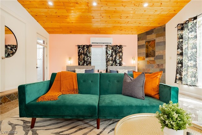 Building Photo - 2205 Santa Paula Dr