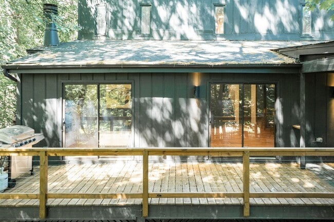 Building Photo - Ultra Modern Three Bedroom Home!