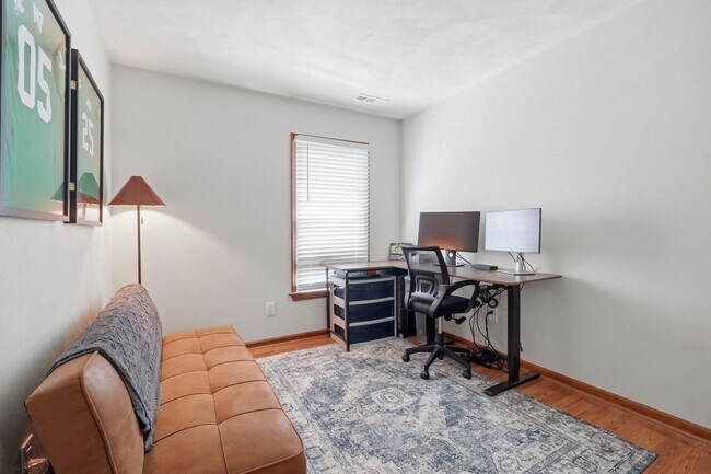Building Photo - A gem in Knells Ridge!