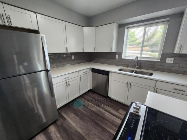 Primary Photo - 12421 E Riverside Ave