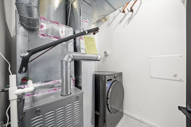 Building Photo - 6 S Laflin St