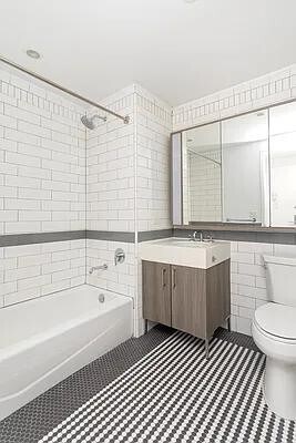 Primary Photo - 515 W 38th St