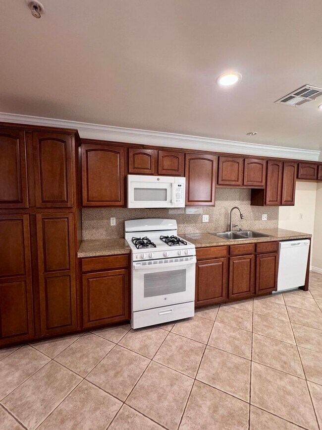 Building Photo - 3 bedroom 2 bath condo on Vanowen