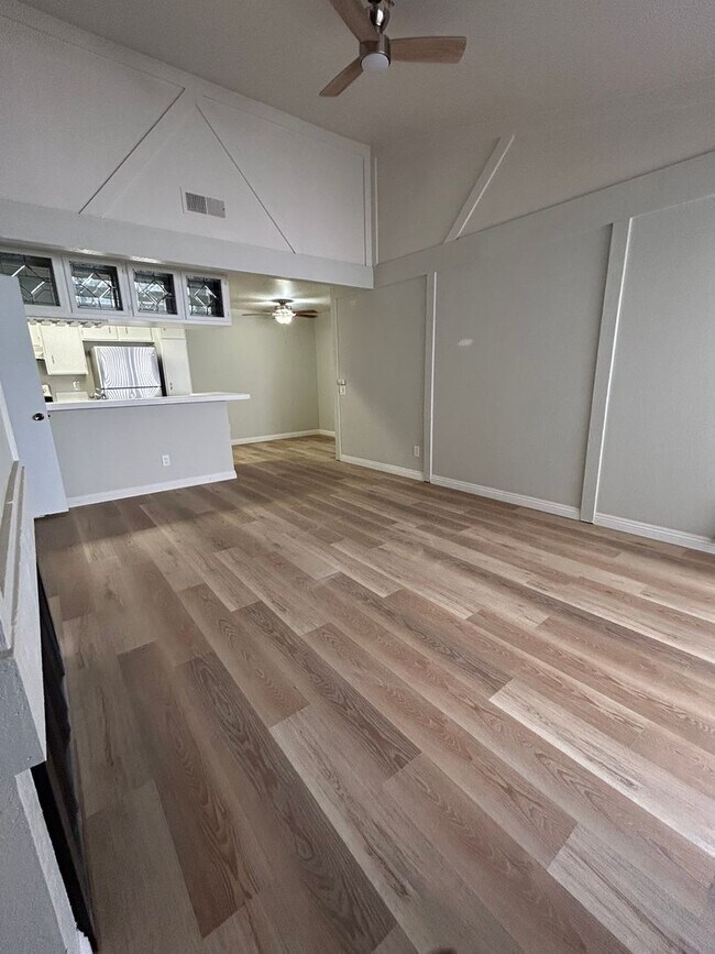 Building Photo - Remodeled Large Upstairs 2 Bedroom/1 Bath ...