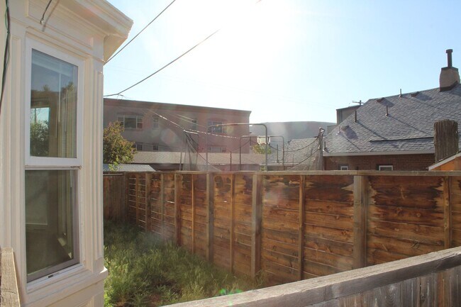 Building Photo - Recently renovated | Bay window | Walkable | Washer/Dryer combo in unit