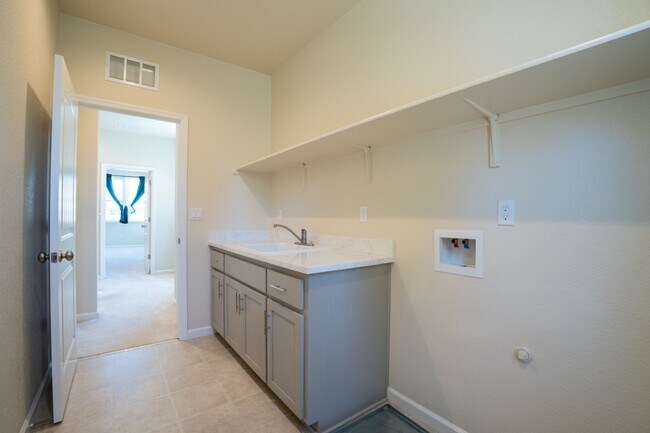 Building Photo - 3625 Blue Bird Dr