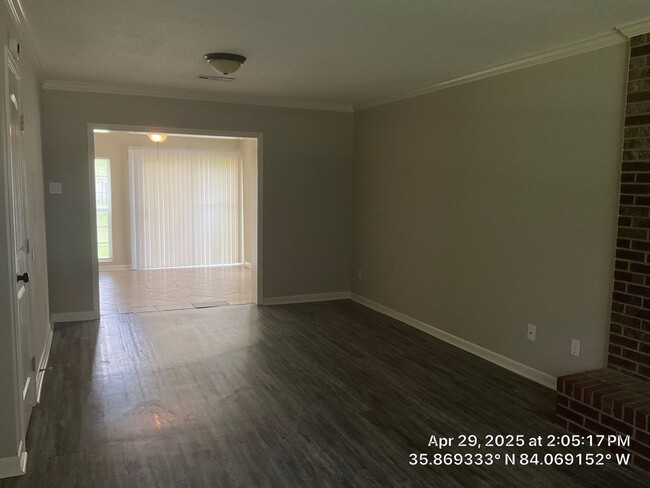 Building Photo - 3 Bedroom / 2.5 Bath House Available Now