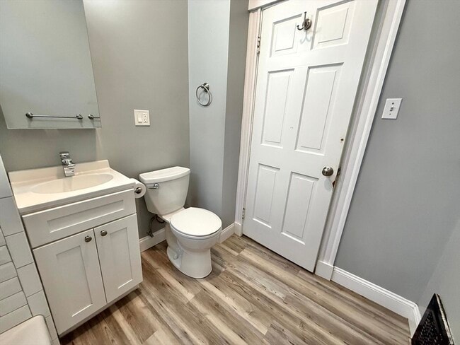 Building Photo - 23 Park Rd