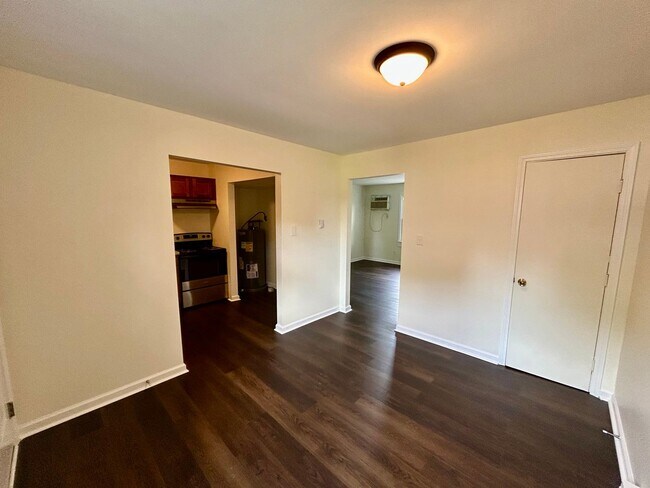 Building Photo - FIRST MONTH HALF OFF - 2 Bedroom in Versailles!