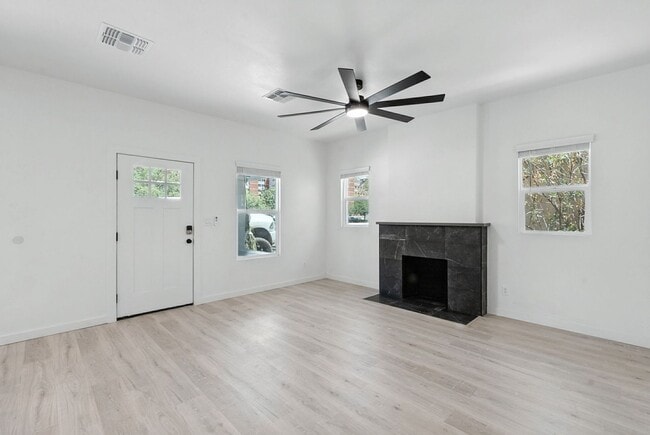 Building Photo - 840 E 6th St