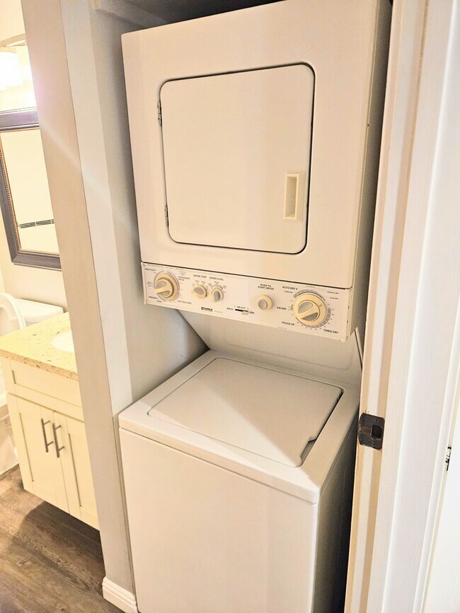 Building Photo - Nuuanu Brookside Studio Street Parking