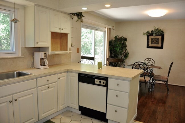 Building Photo - 2065 Yorktown Dr