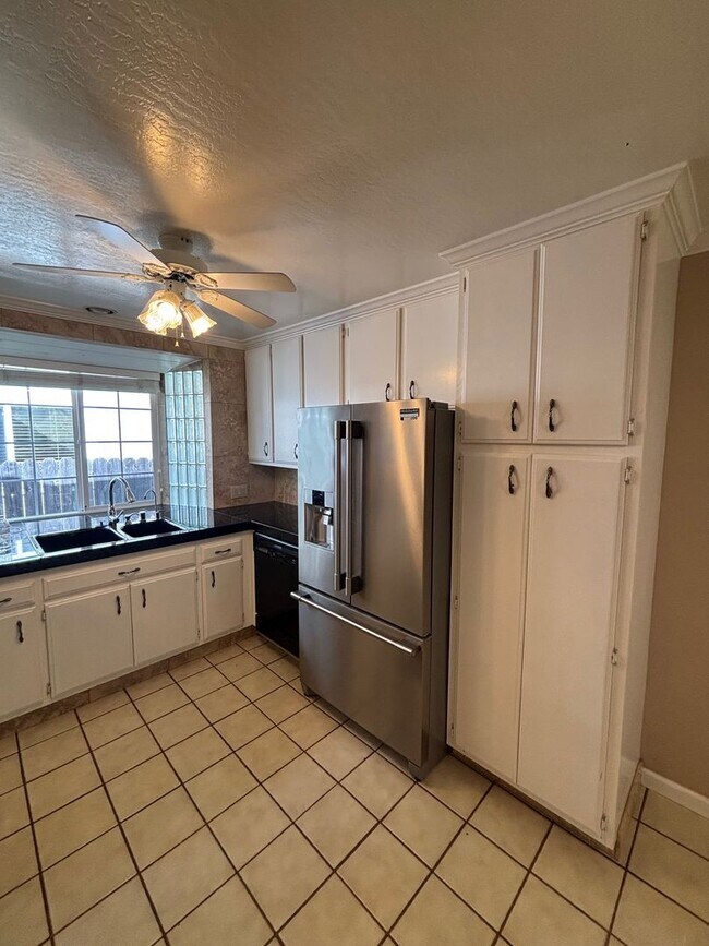 Building Photo - 3 Bedroom 2 Bathroom Single Family home in Rincon Valley with A/C and RV parking