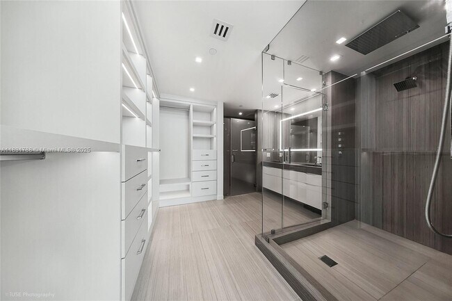 Building Photo - 900 Biscayne Blvd