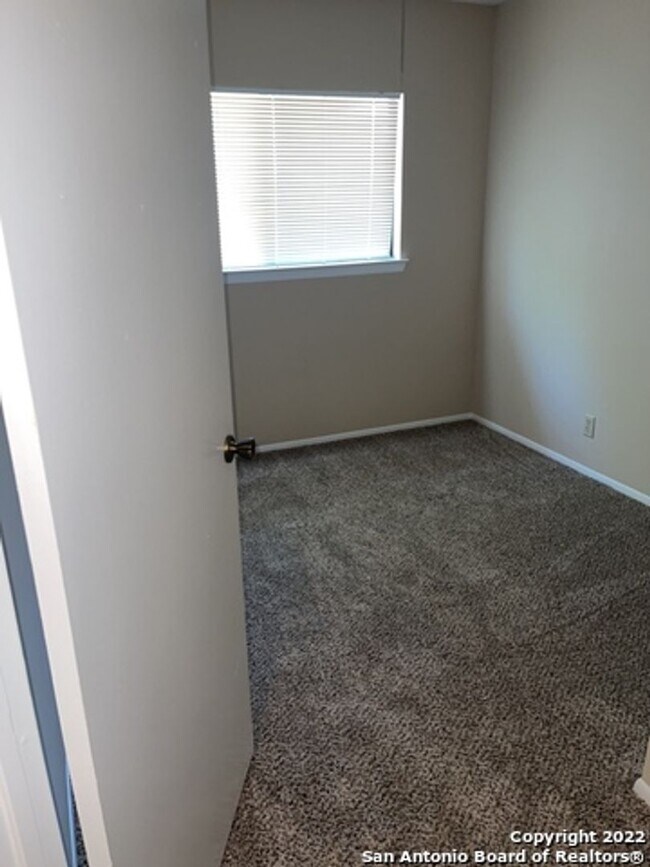 Building Photo - Adorable Duplex