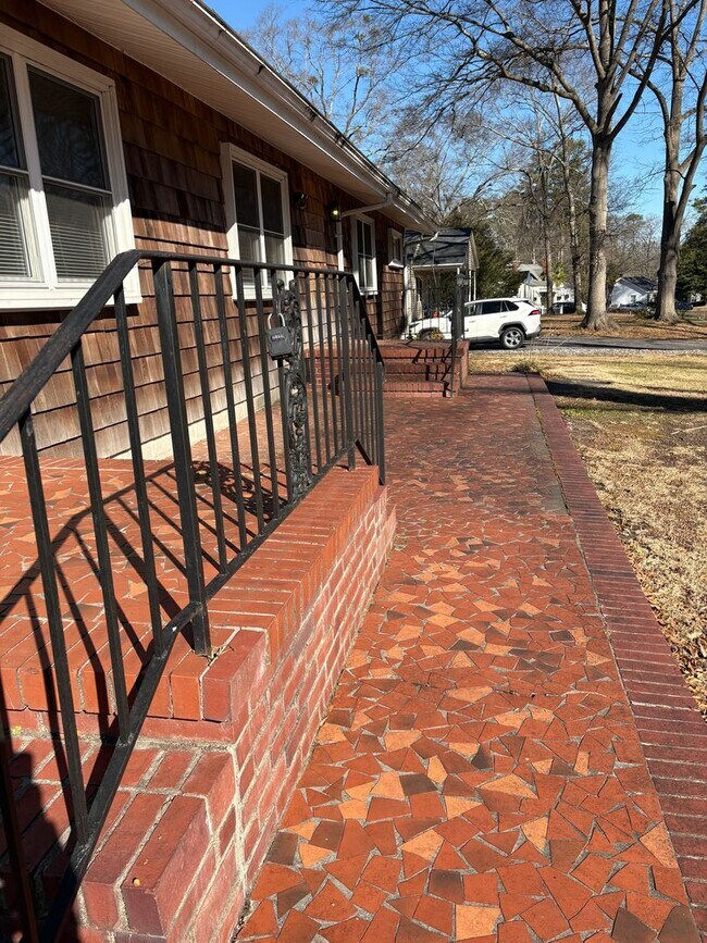 Building Photo - 3 bedroom 3 bath in Spartanburg with Lots of Space !!! Workshop in the garage!!