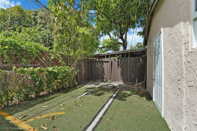 Building Photo - 166 E 17th St