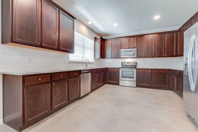 Building Photo - * MOVE IN SUMMER 7/14/2026 * 5 Bed 3 Bath **FREE RENT 1st FULL MONTH** Lubbock 1 Block From TCU N...