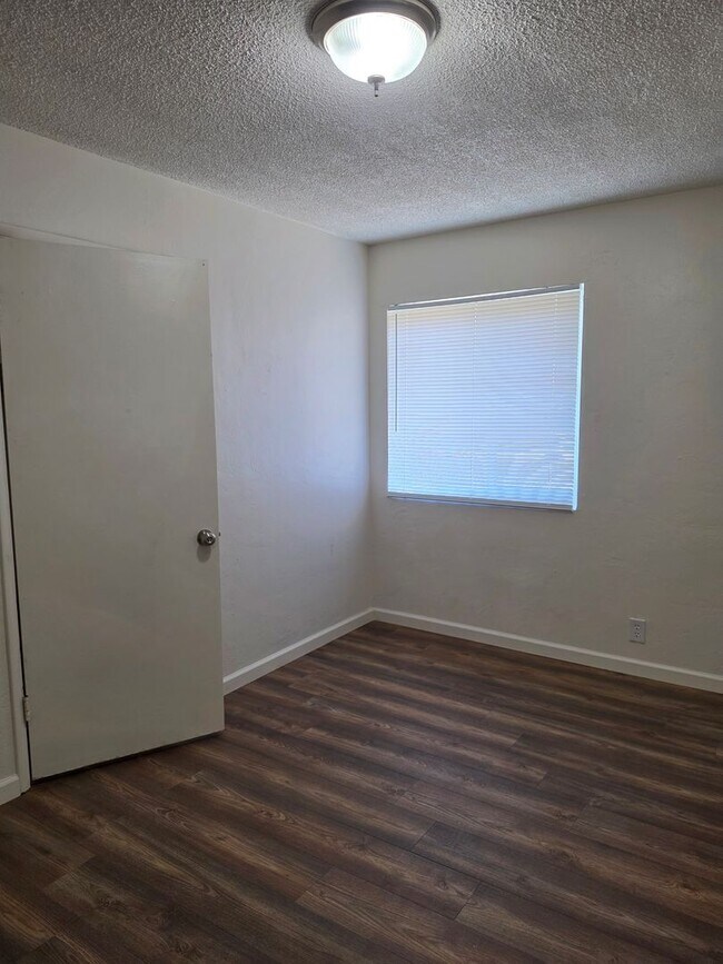 Building Photo - 3 Bedroom 2 Bath