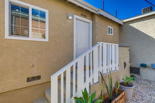 Building Photo - 6504 W 84th Pl