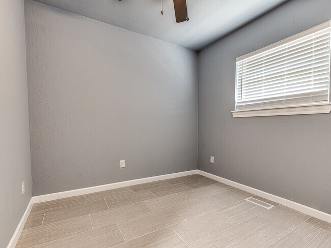 Building Photo - 14008 Gateway Dr