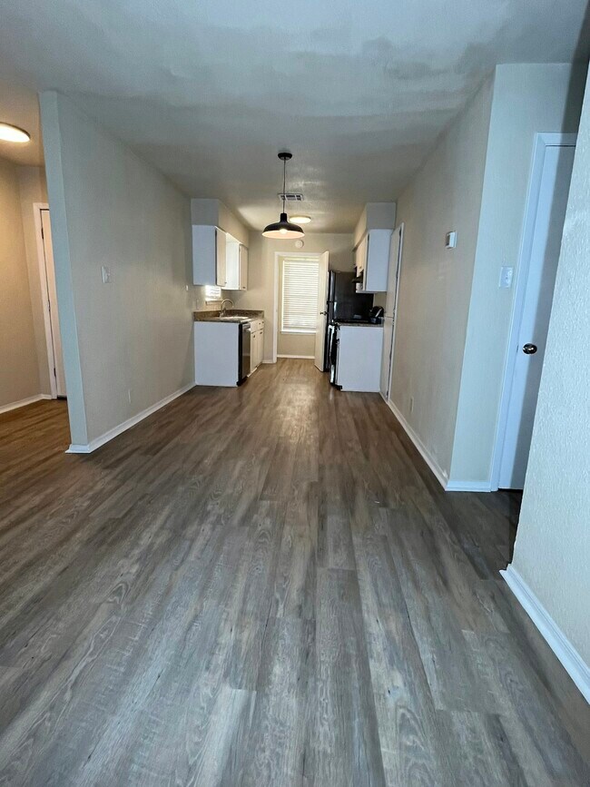 Building Photo - 909 Betsy Ross Dr