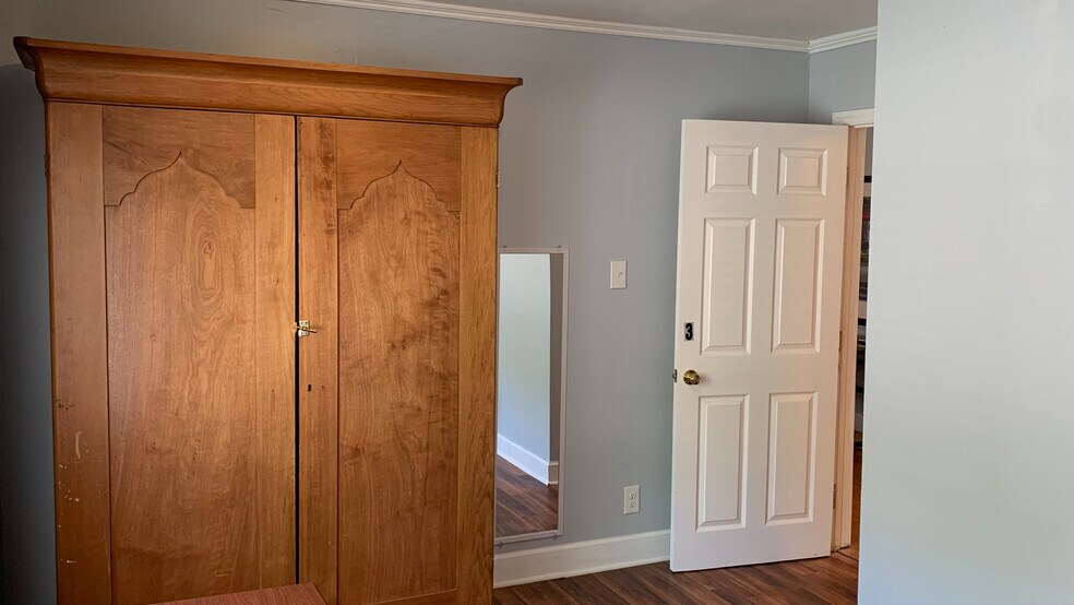 Building Photo - Room in House on E Cornwallis Rd