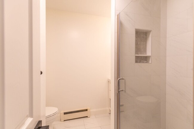Building Photo - Beautifully Renovated 2 Bed, 2 Bath Coloni...