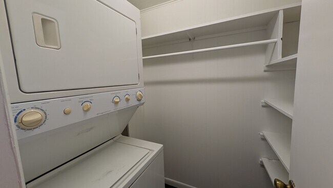 Building Photo - 317 1/2 W Dill