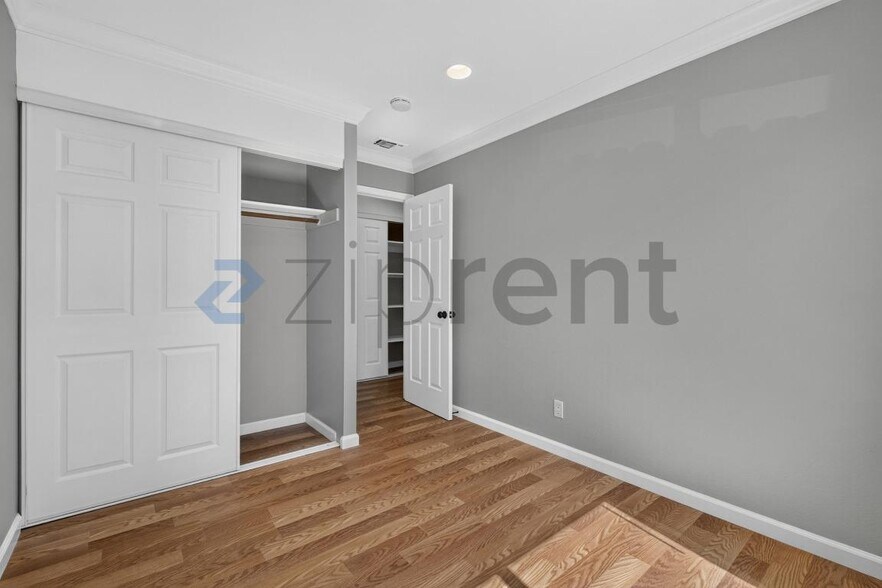 Building Photo - Unit