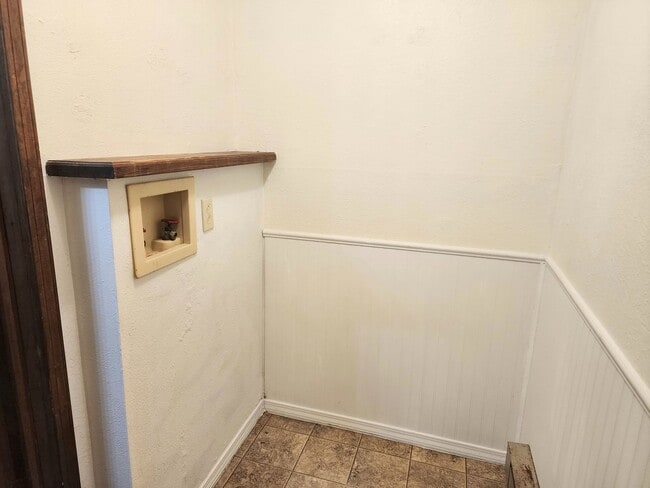 Building Photo - 504 S Avenue B